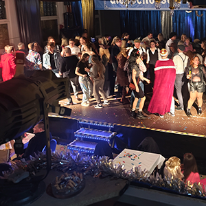 Karnevalsparty mit DJ Zella-Mehlis – tanzende Gäste in bunten Kostümen, energiegeladene Stimmung und professioneller Sound von ART of SOUND auf der Bühne.